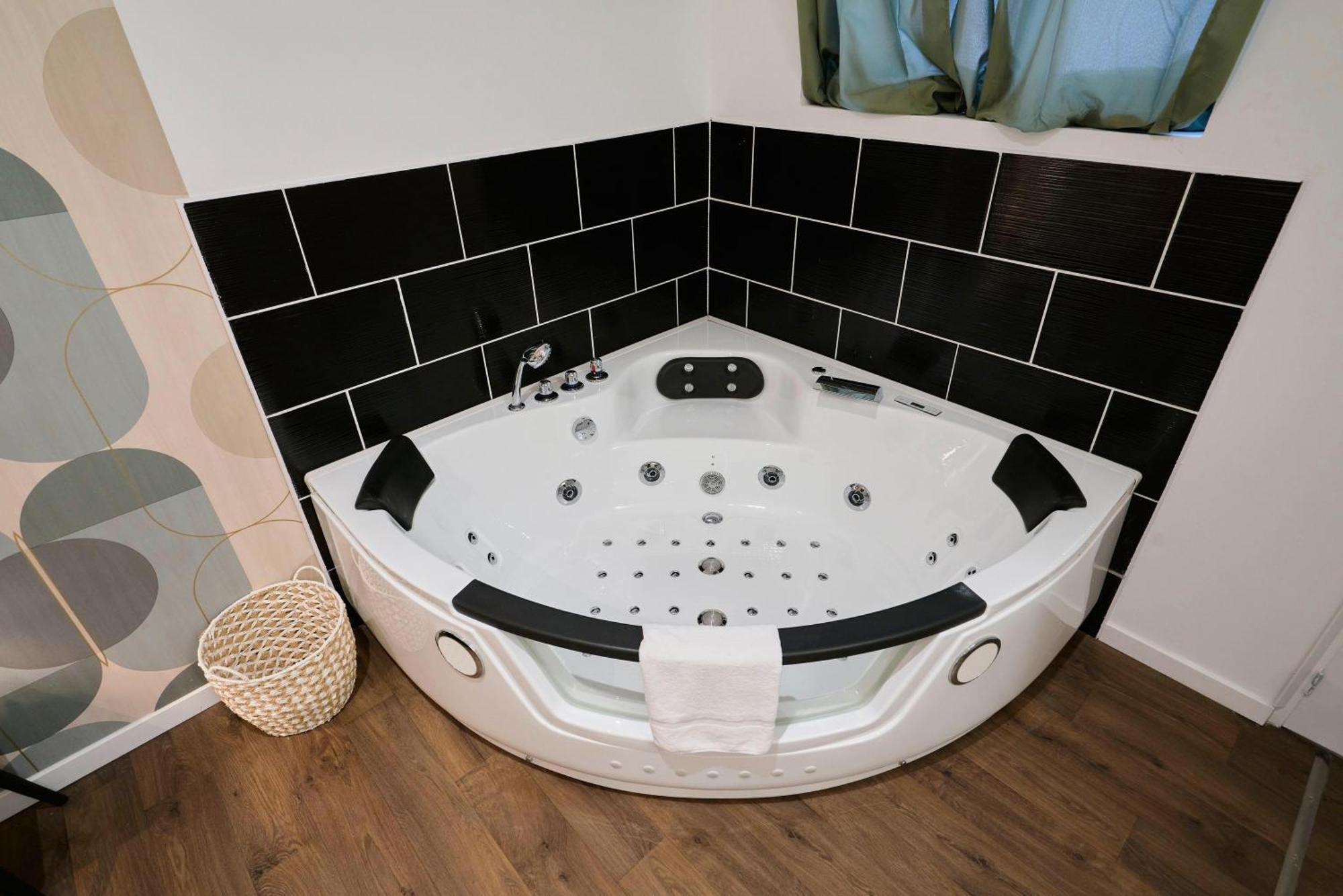 Ng Prestige - Miln 1 - Balneo - Wifi & Netflix Apartment Roubaix Luaran gambar